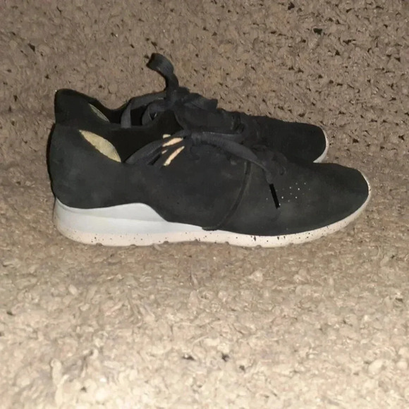 UGG-Tye-Treadlite Nubuck Black Sneakers-Perforated/Lace Up-Sz 8-Excellent - Picture 4 of 7